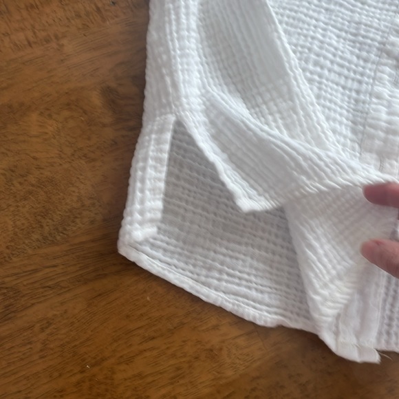 Avenu. 100% cotton button up size medium color white - Picture 5 of 6